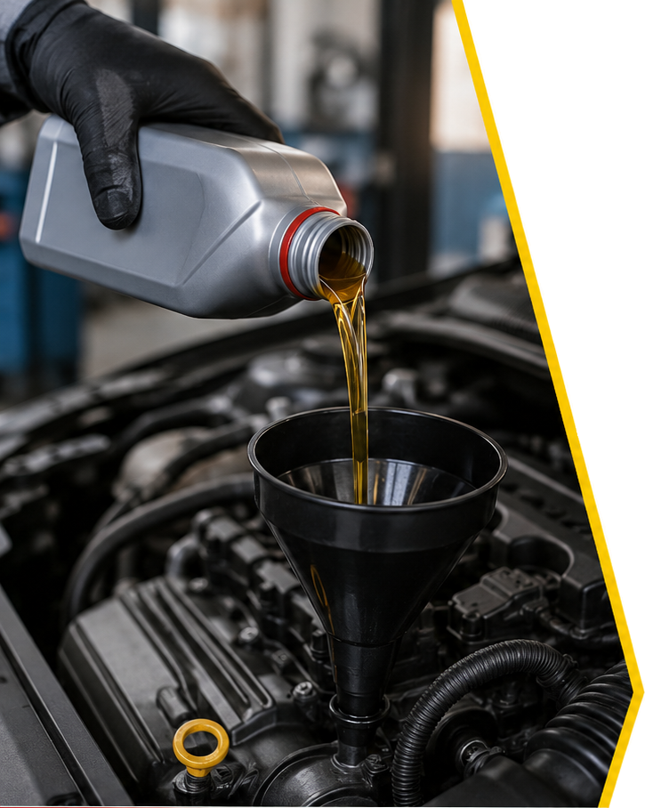 Automekaanikko nosturilla vaihtaa auton etupyörän osia, musta auto ja työkalut huoltohallissa.